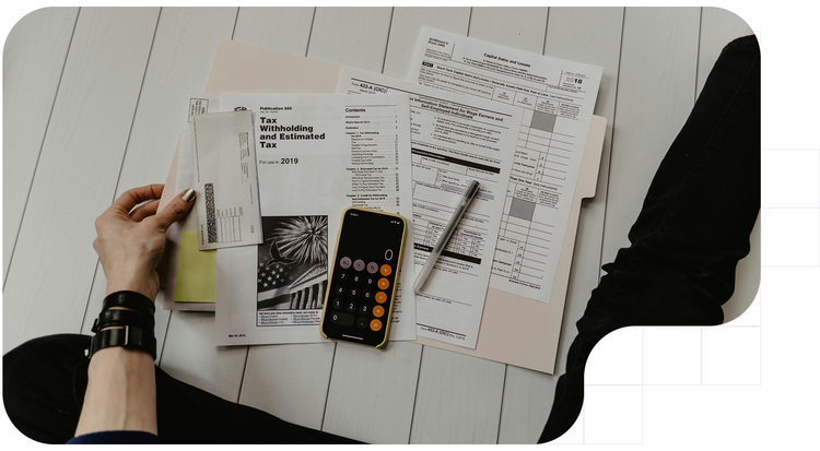 Persona repasando los datos fiscales de su empresa para comprobar que no incurre en ningún delito financiero