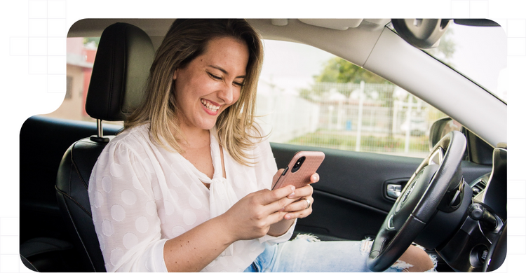 Persona en un coche de carsharing