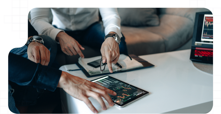 Agentes financieros haciendo un análisis de cuentas