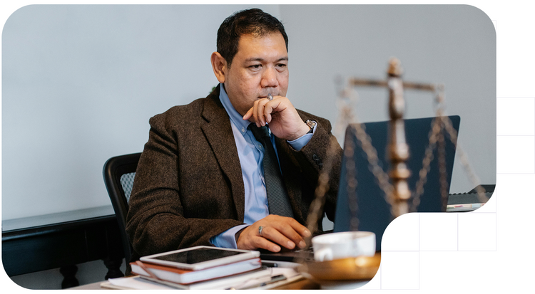 Empresario estudiando las consecuencias legales del reglamento DORA en su portatil.