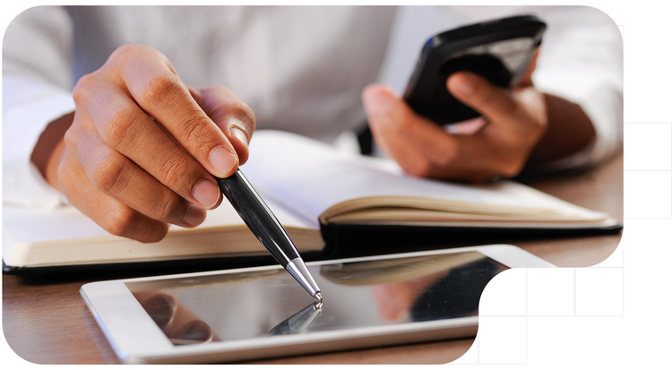 Persona utilizando firma electrónica cualificada en una tablet