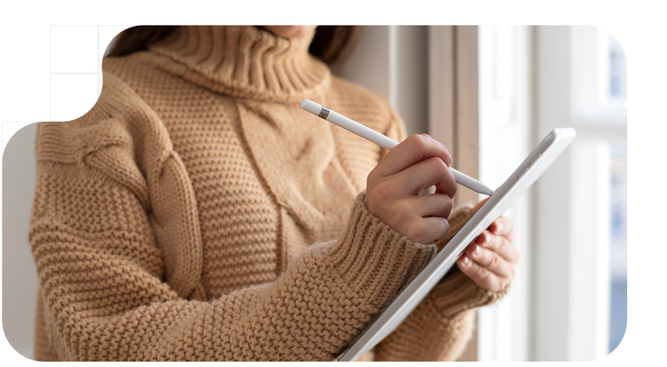 Persona usando firma electronica avanzada en una tablet