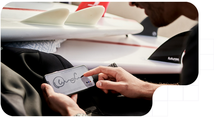 Persona firmando en el móvil para darle validez