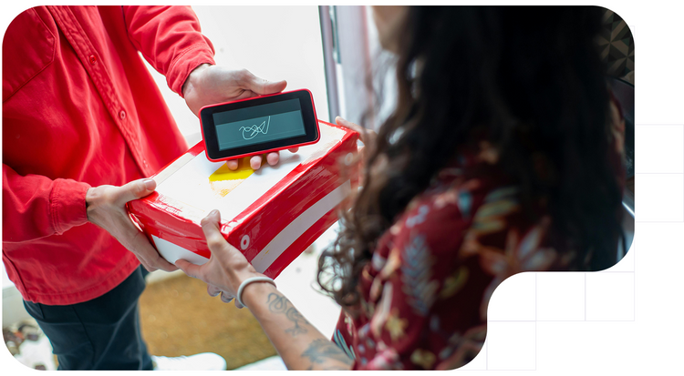 Mujer usando la firma electrónica en méxico para recibir un paquete