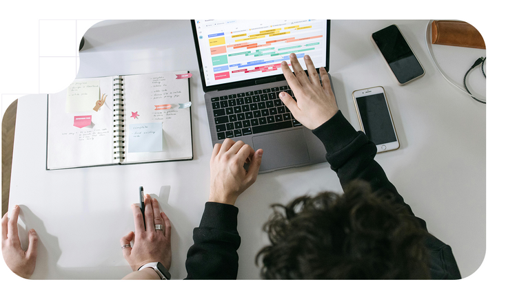 Personas usando la firma electrónica en un negocio de México