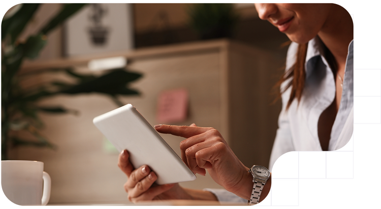 Chica joven sosteniendo una tableta mientras firma digitalmente.
