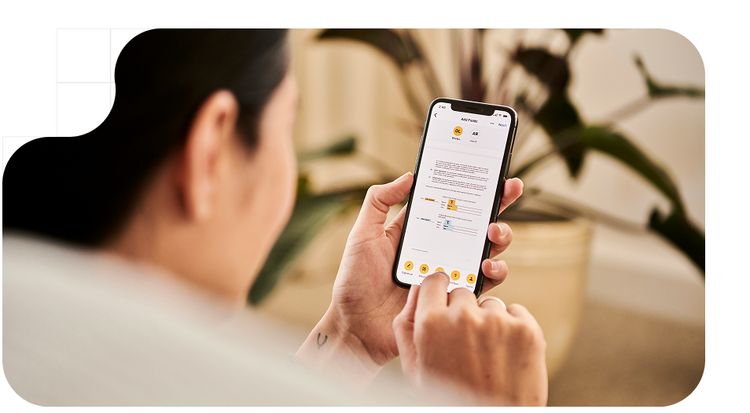Chico con un dispositivo electrónico en la mano efectuando firma electrónica.