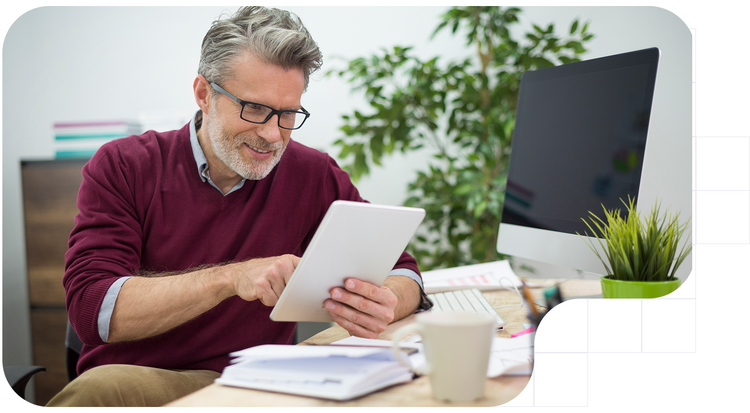 Hombre usando la firma electronica en una tablet de empresa