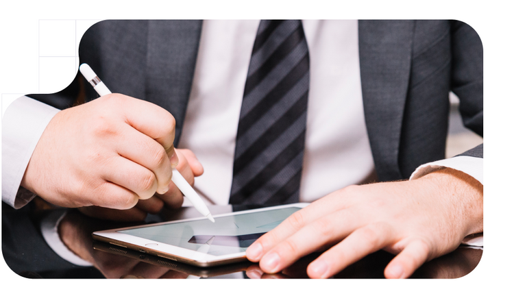 hombre contrato cripto MiCA Criptomonedas