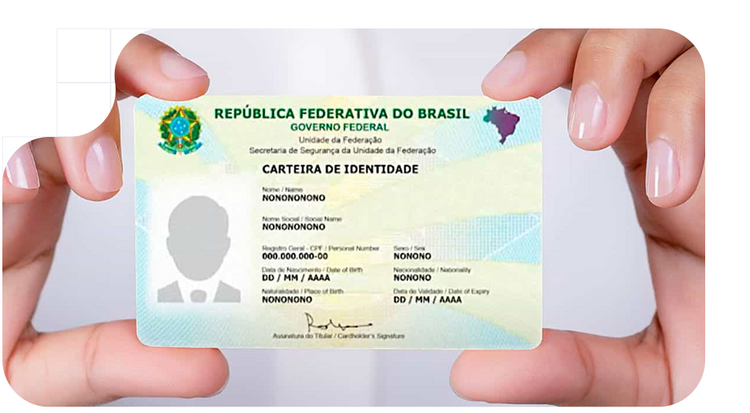 Persona sujetando su identificación ID Brasileño conforme a las normas KYC
