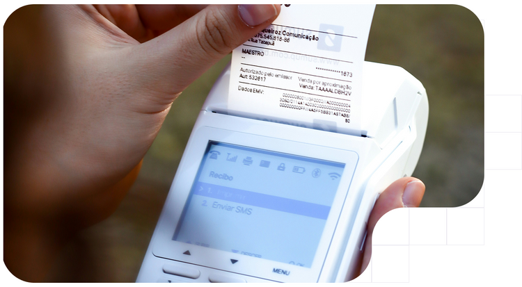 Hombre con un datáfono imprimiendo una factura