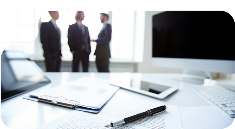 Tres hombres hablando cerca de una mesa con papeles sobre la CDD.