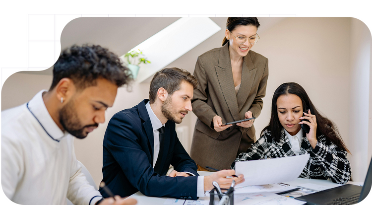 Equipo revisando documentos en una reunión de trabajo.