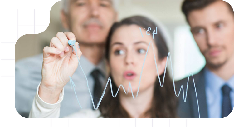 Equipo de profesionales analizando tendencias de ventas en una pizarra.