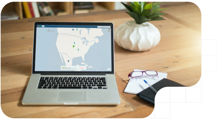 Alguien revisando un mapa con los servidores