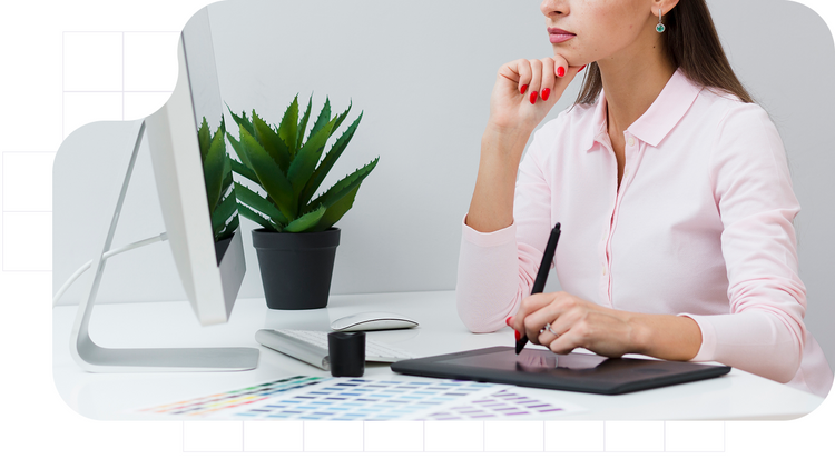 Firma ológrafa realizada en tableta digital por una mujer en su escritorio de trabajo.