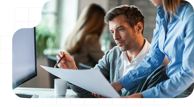 Consultores profesionales revisando documentos y analizando información estratégica en una oficina, como parte de un servicio de asesoría empresarial y toma de decisiones.