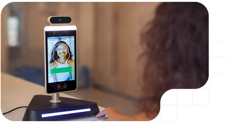 Mujer usando un sistema de reconocimiento facial