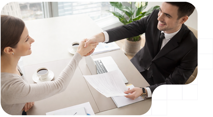 Acuerdo de confidencialidad entre dos personas que estrechan la mano.