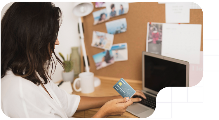 Mujer validando con una tarjeta la correcta identificación de cliente.