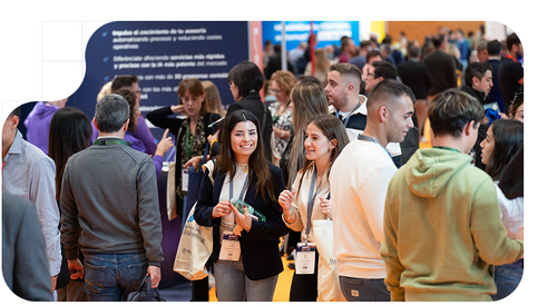Profesionales de recursos humanos intercambiando ideas durante el HR Expo