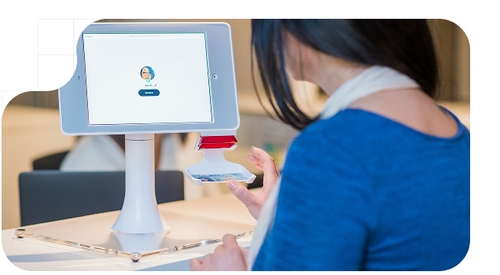 Persona realizando un KYC con lectura de documentos automatizado para cumplir con la sexta directiva AML