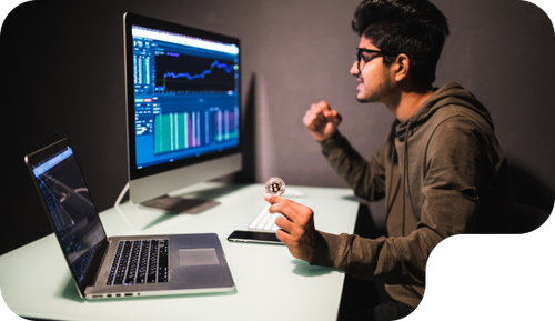 Hombre usa plataforma cripto moneda fraude KyC